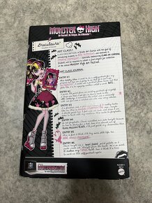 Monster High Draculaura Art Class - 3