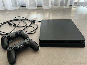 PS4 slim s 2 ovládačmi - 3