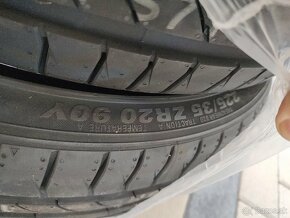 Pneu 225/35 R20 - 3