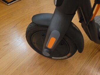 ELEKTRICKA KOLOBEZKA Ninebot by Segway F2 - 3