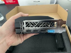 AMD Radeon RX 7800 XT Saphire - 3