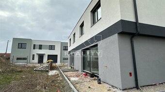 NOVOSTAVBA 4-IZBOVÉHO RODINNÉHO DOMU, 140m2, POZEMOK... - 3