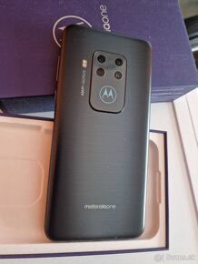 Motorola ONE Zoom - 3