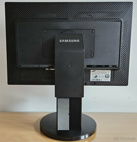 Samsung 245B 24" (1920 x 1200) - 3