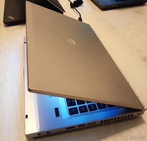 HP EliteBook | i7 | 8GB RAM | Radeon 4550 - 3