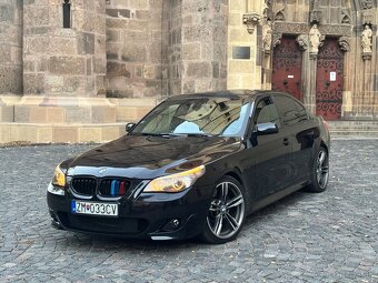 BMW e60 550i Manuál - 3