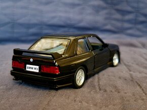 BMW M3 1987 (1:36, bez krabice a stojana) - 3