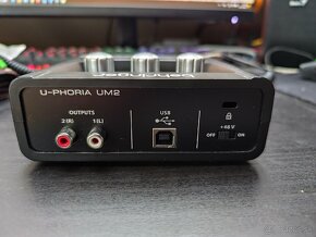 Behringer u-phoria um2 - 3