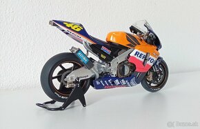 1:12 Postavená Tamiya Honda RC211V Rossi 2002 - 3