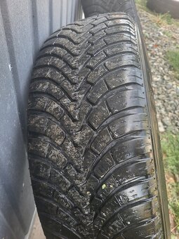 Predám zimné pneu  215/65 R16 - 3