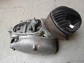 Kryt karburátoru a motor  jawa 150/351,352 - 3