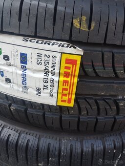 Predám 3ks letné pneu 235/45 R19 Pirelli - 3