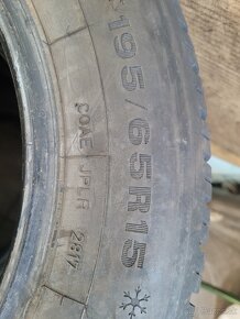 Dva kusi pneumatík Dunlop 195/65 R15 - 3