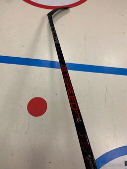 HOKEJKA CCM JETSPEED FT5 Lava 80flex P28 zahnutie  - 3