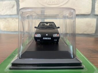 Zberateľský model Škoda Favorit Black Line 1:43 DeAgostini - 3