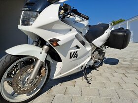 Honda VFR 750F  RC36 - 3