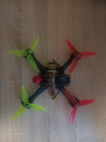 Predám 2x 5palcové FPV drony a príslušenstvo - 3