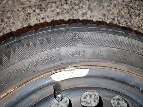 Zimné pneumatiky 205/55 R16 na plech. diskoch + VW puklice - 3