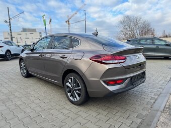 Hyundai i30 Fastback 1.5 T-GDi mHEV iMT Family 44500km - 3