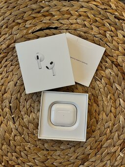 Apple AirPods (3. generácie) s Lightning s nabíjacím puzdrom - 3