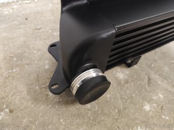 Predám nový veľký intercooler pre BMW E60 535d a iné - 3