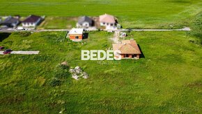 BEDES | Rovinaté pozemky na okraji obce s inž. sieťami - 3