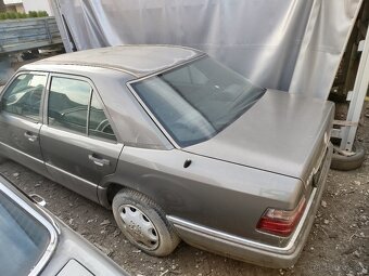 Mercedes w 124 250D - 3