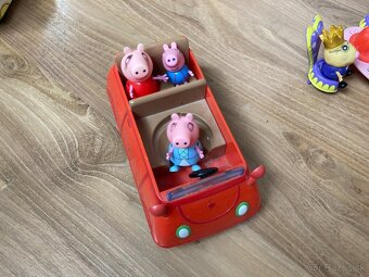 Peppa Pig malý karavan+červené auto+kamaráti Peppa Pig - 3