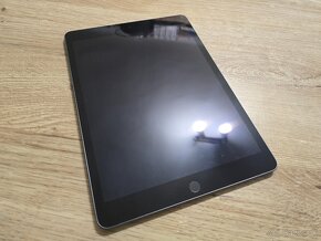 Ipad 9 64gb ma len bezne znamky pouzivania ale ziadne praskl - 3