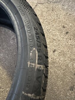 245/35 R19 - 3