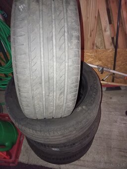 Predám pneu Pirelli 225x50 R17 - 3