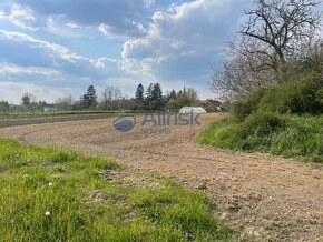 Slnečný pozemok v tichej lokalite len 14km od Šale - 3