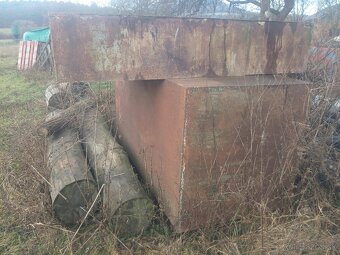 Predám pevne kovové, pôvodne stavebne kade, nadoby, bedne. S - 3