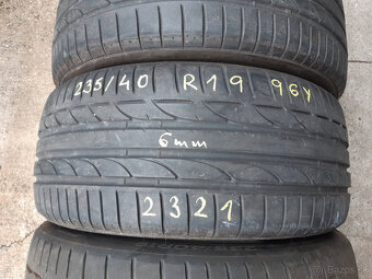 235/40 R19  -letné - 3