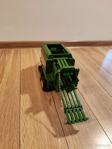 Bruder John Deere lis na slamu - 3