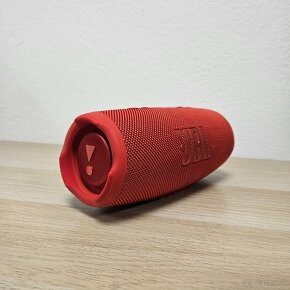 ✔️ JBL Charge 5 - červený, výborný stav, batéria ako nová - 3