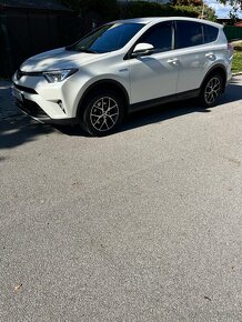 Na predaj v top stave Toyota RAV4 hybrid r.2018 - 3