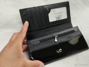 Dámska čierna lesklá peňaženka - 3