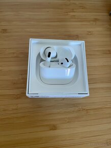 Apple AirPods (4. generácie) s aktívnym potlačením hluku - 3