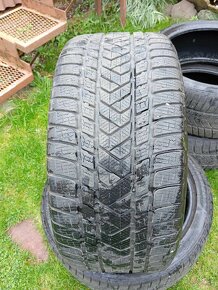 Predám 2 zimné pneumatiky Pirelli 285/35 R20 - 3