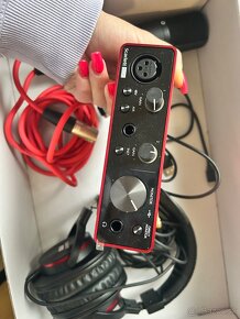 Focusrite Scarlett 2i2 Studio 4th Gen USB zvuková karta - 3