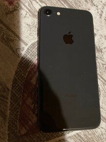 Krásny Iphone 8 64GB čiernej farby - 3