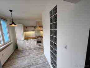 Na predaj 3 izbový moderne zrekonšt.byt v Brezne,veľký balkó - 3