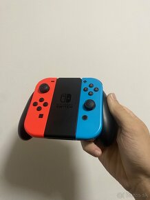 Nintendo switch ovládače a charging grip - 3