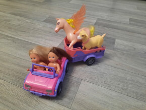 Stolík s doplnkami a auto s prívesom pre barbie - 3