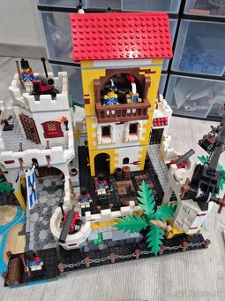 LEGO MIX 33kg + 10320 + 21322 (2x) - 3