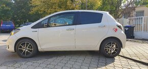 Toyota yaris 1.3 biela - 3