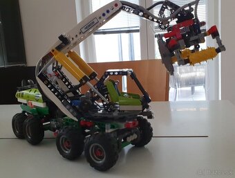 LEGO Technic 42080 Lesnícky stroj - 3