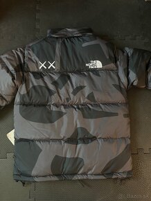 The North Face x Kaws Bunda - 3