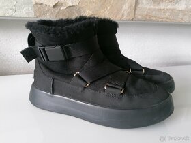 UGG Classic Boom Buckle Pôvodná cena: 179EUR Čižmy - 3